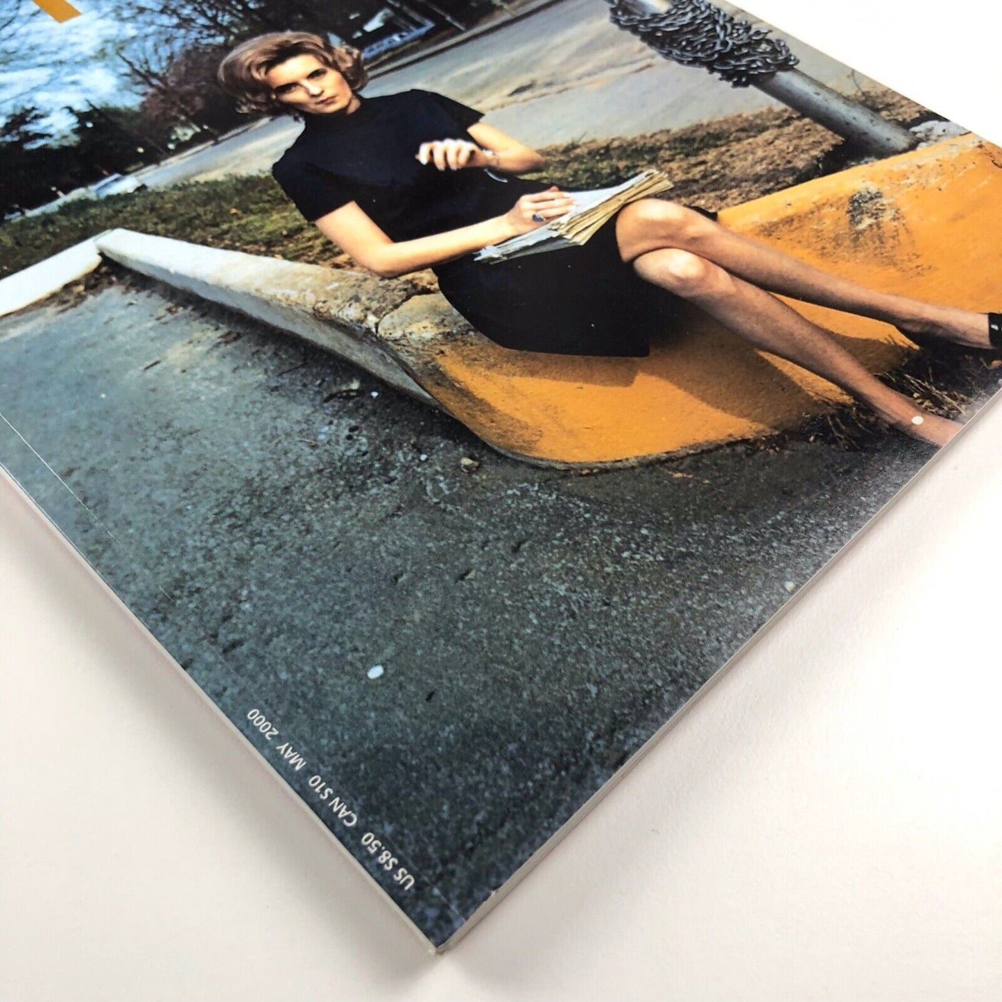 Frieze Contemporary art and culture magazine issue 52 | May 2000