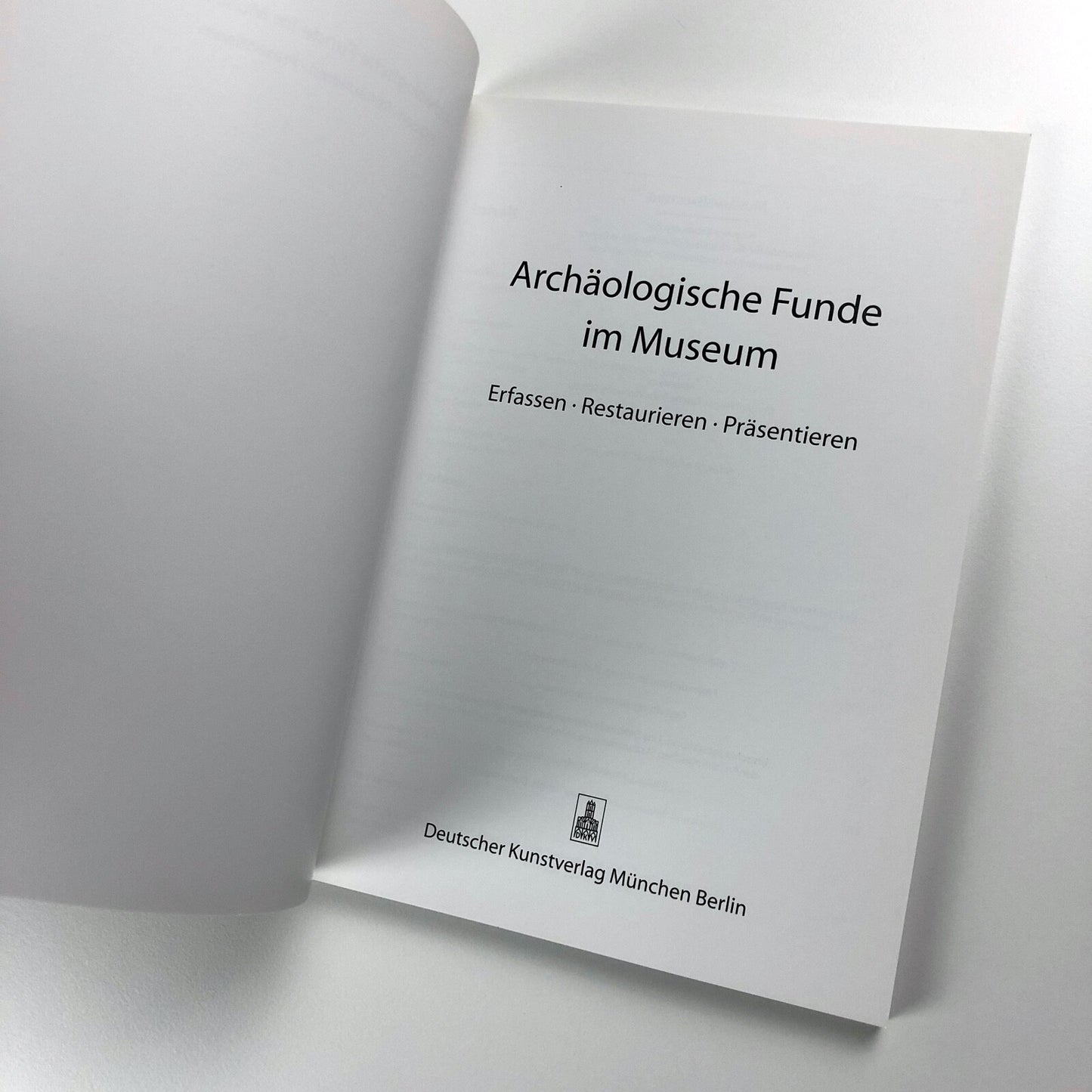 Archäologische im Museum. Archäologische Funde im museum. Erfassen, restaurieren, präsentieren | Landesstelle fur die nichtstaatlichen Museen in Bayern | Museums Bausteine, 2007.
