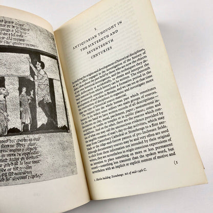 Ruins in a Landscape. Essays in Antiquarianism by Stuart Piggott | University Press, Edinburgh, 1976