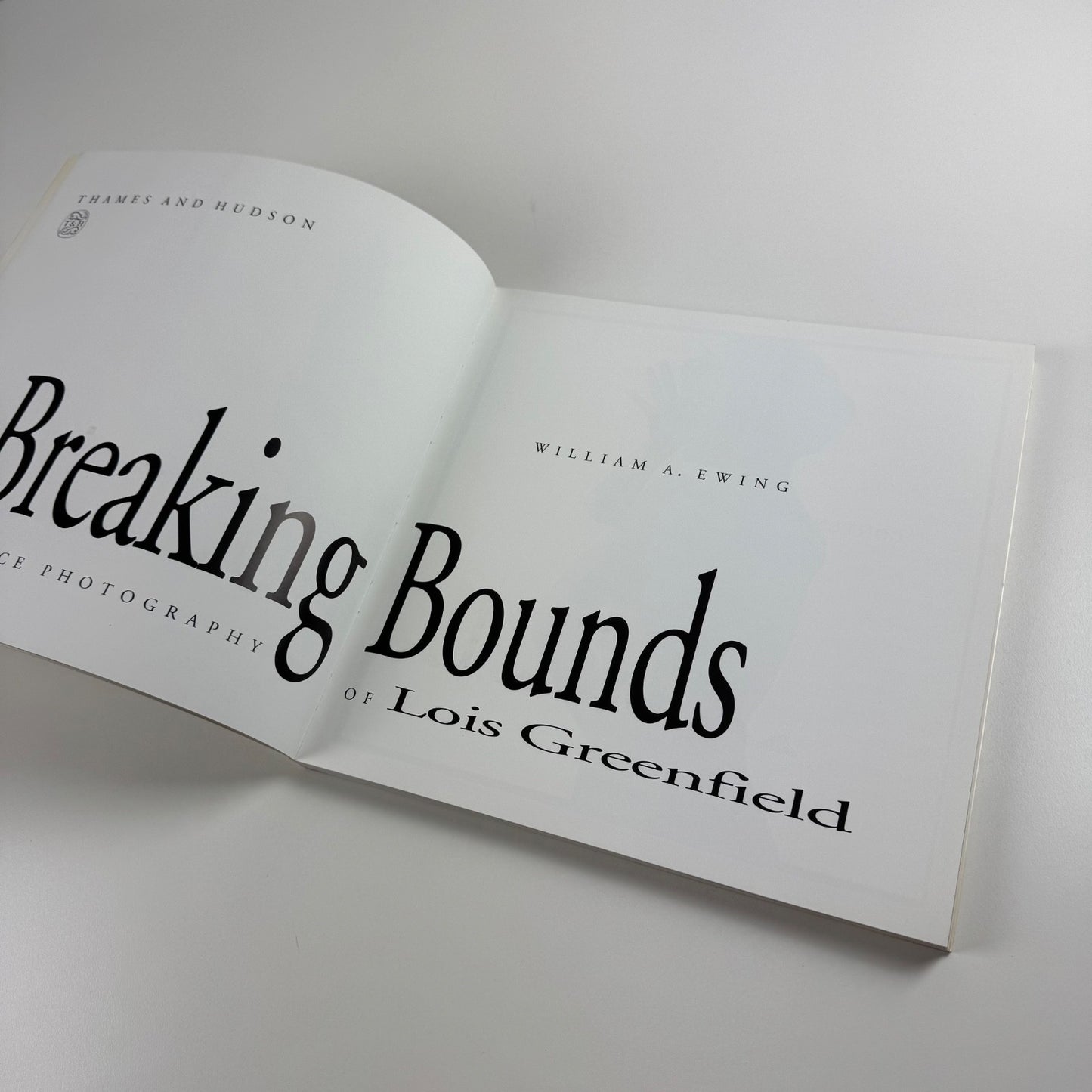 Breaking Bounds. The Dance Photography of Lois Greenfield by William A. Ewing | Thames & Hudson, 1992