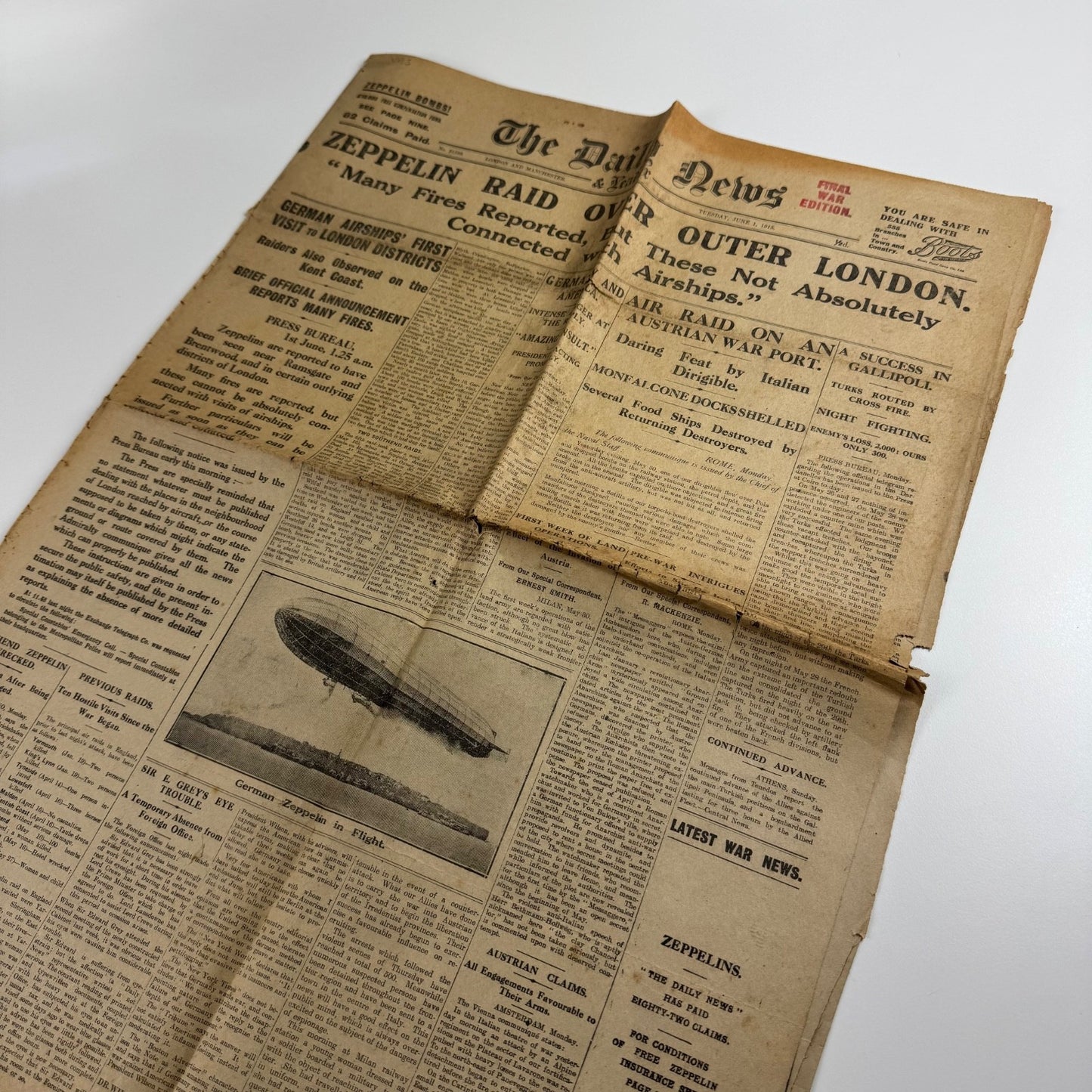 The Daily News newspaper ‘Zeppelin raid over outer London’ No 21599 1 June 1915. Final War Edition