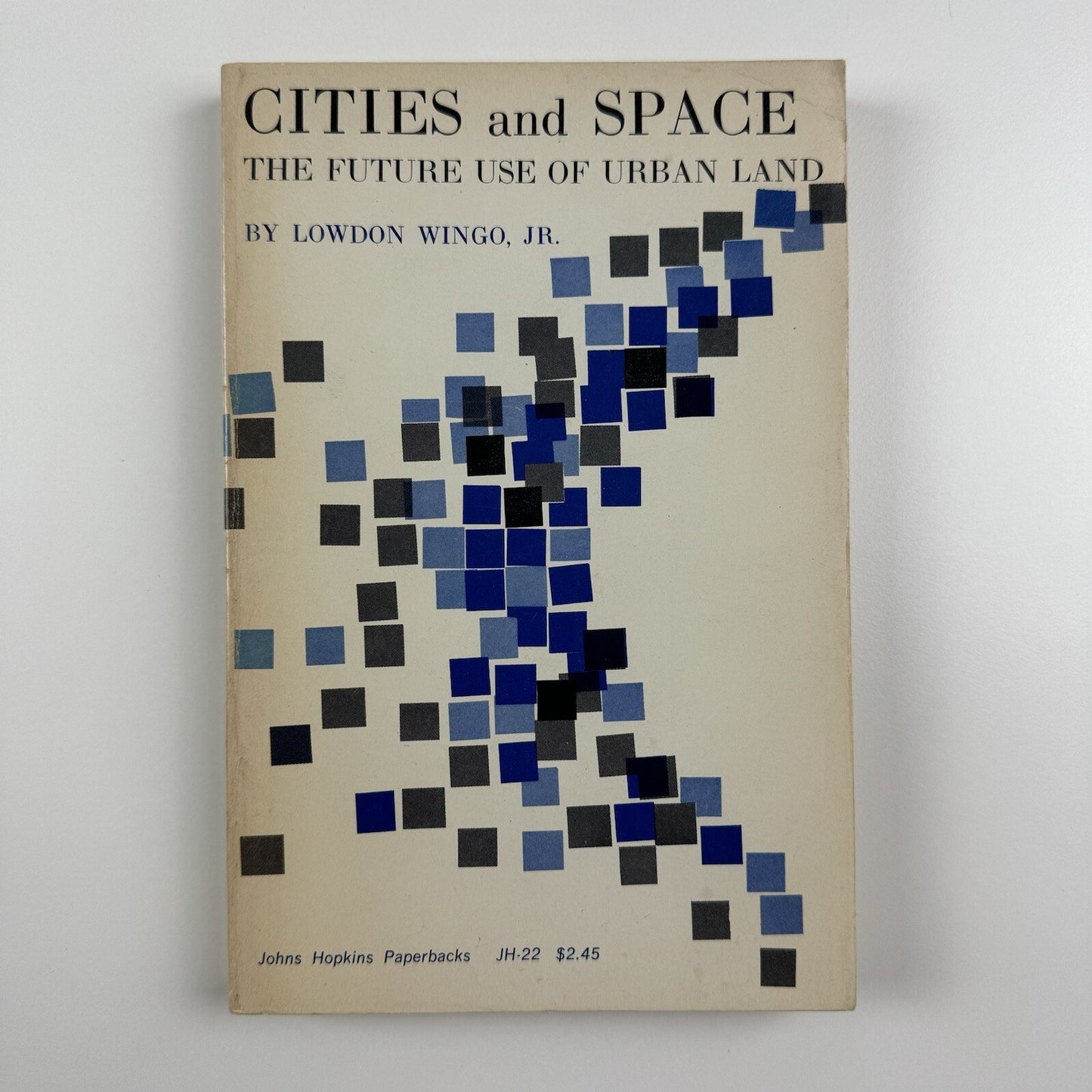 Cities and Space. The future use of urban land by Lowdon Wingo | Johns Hopkins paperback, 1969