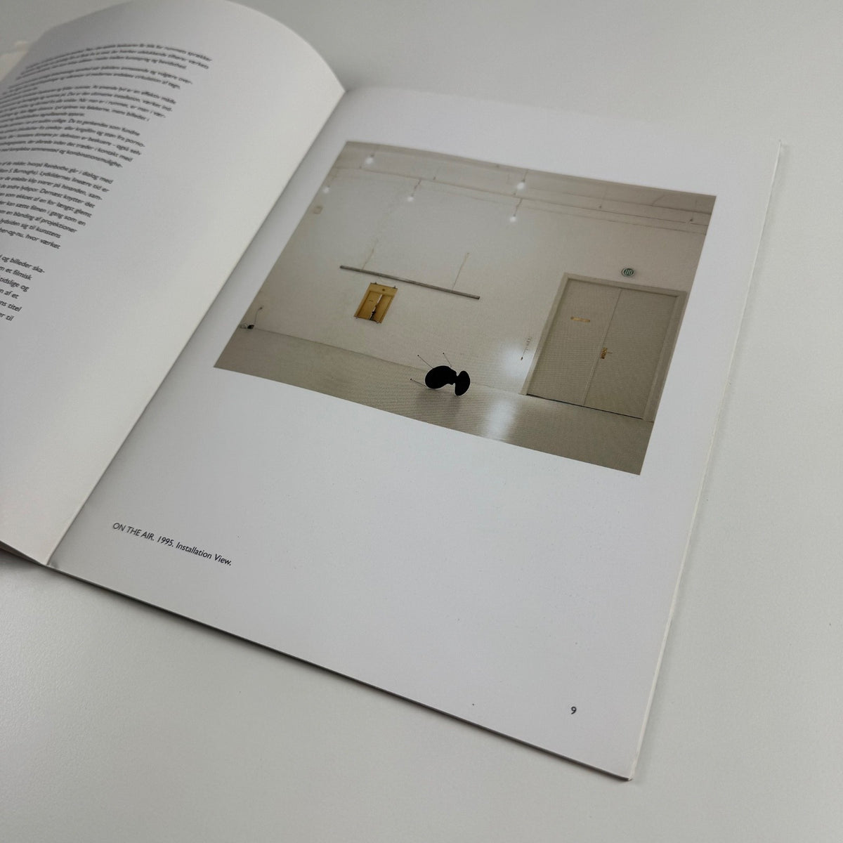 Finn Reinbothe. On the air ((in and out) of History (Rabbit) Kunsthallen 1995