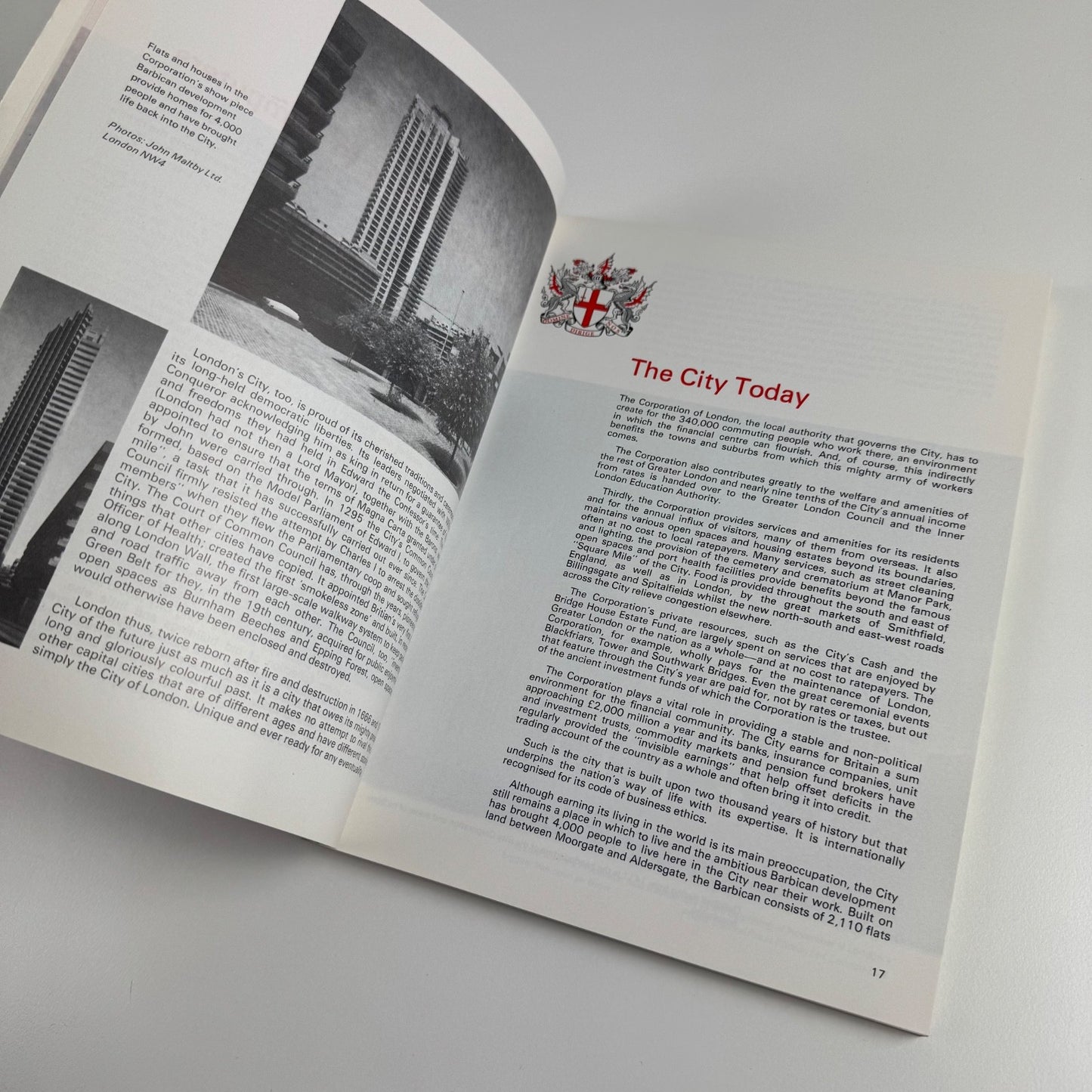 The City of London. The official guide. undated 1970/80s + Guildhall leaflet