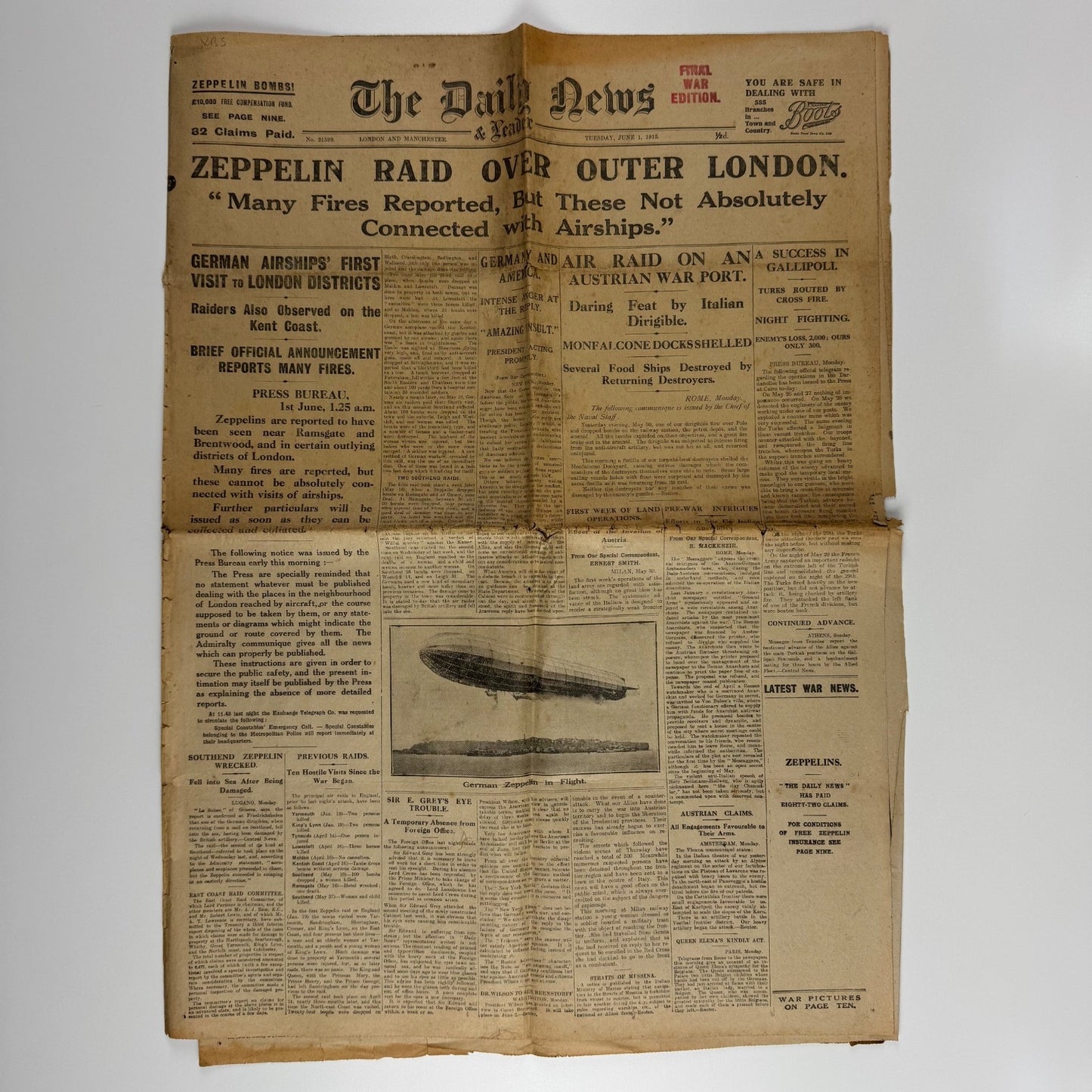 The Daily News newspaper ‘Zeppelin raid over outer London’ No 21599 1 June 1915. Final War Edition