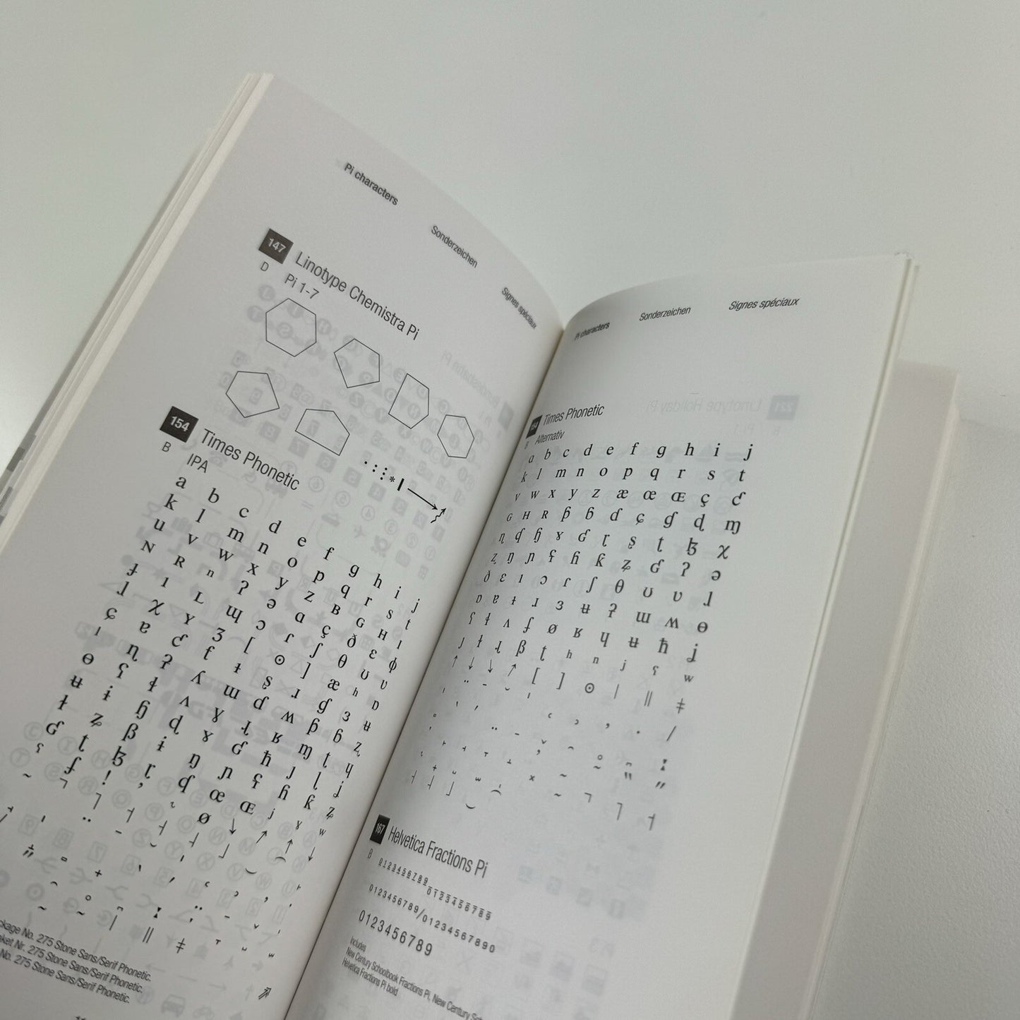 Linotype-Hell | Type overview – PostScript Typefaces for Electronic Publishing, 1993 booklet